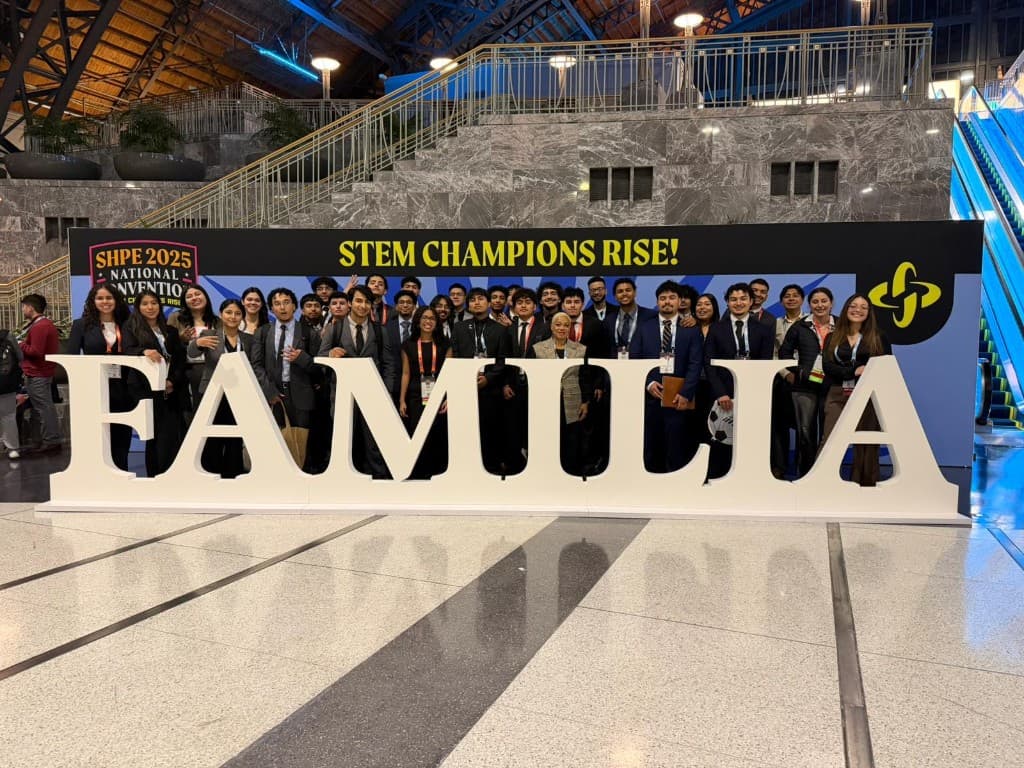SHPE chapter at the 2023 National Convention with the FAMILIA sign
